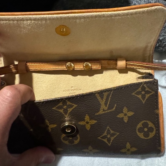 ******S O L D ***************
Pre loved Louis Vuitton Monogram Pochette Twin PM - Picture 4 of 12